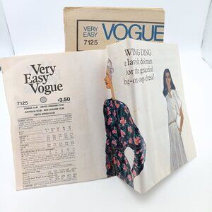 UNCUT Vintage Sewing PATTERN Vogue 7125, Very Easy Ladies 1978 Loose Fitting